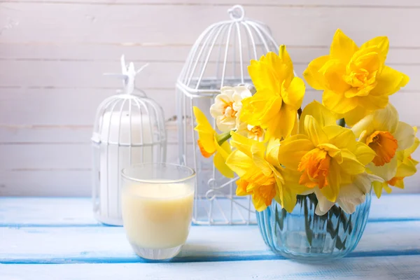 Postal con narciso fresco y velas — Foto de Stock