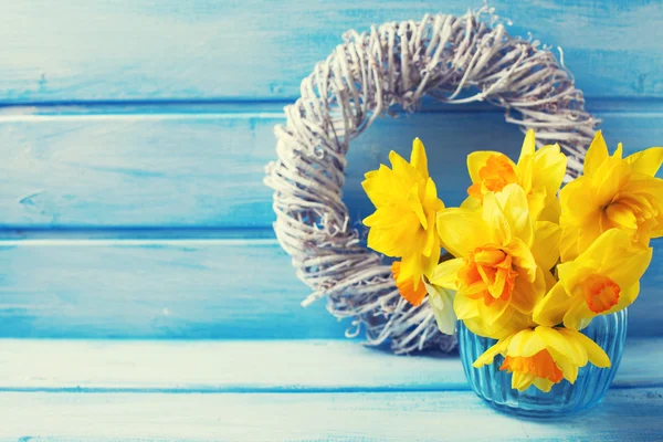 Narcissus in vase on wooden background — Stock Photo, Image