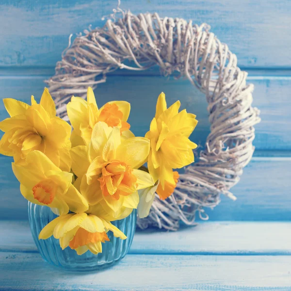 Narcis v váza na dřevěné pozadí — Stock fotografie