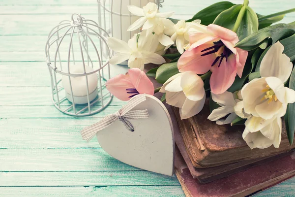 Pozadí s květinami, starých knih a svíčky — Stock fotografie