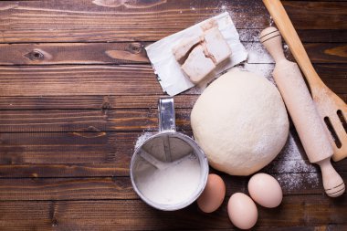 Ahşap arka plan üzerinde hamur