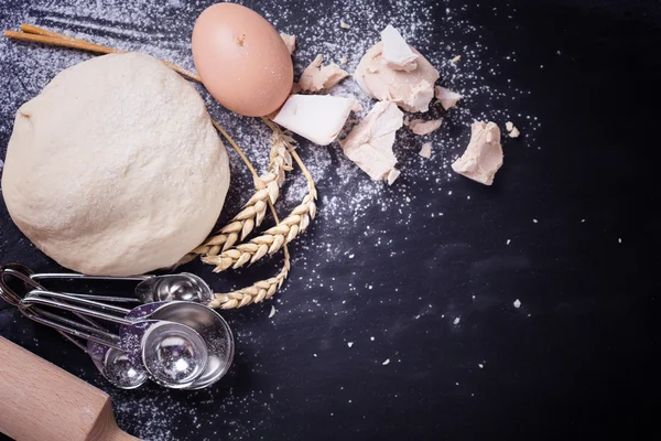 Teig auf Schiefergrund — Stockfoto