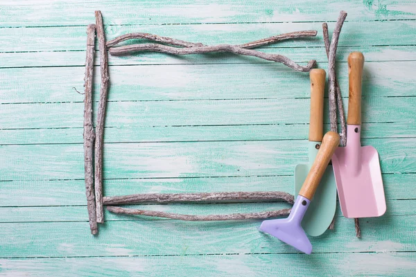 Enfants outils de jardin et cadre à partir de bâtons — Photo