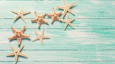 ahşap zemin üzerinde deniz öğeler. 