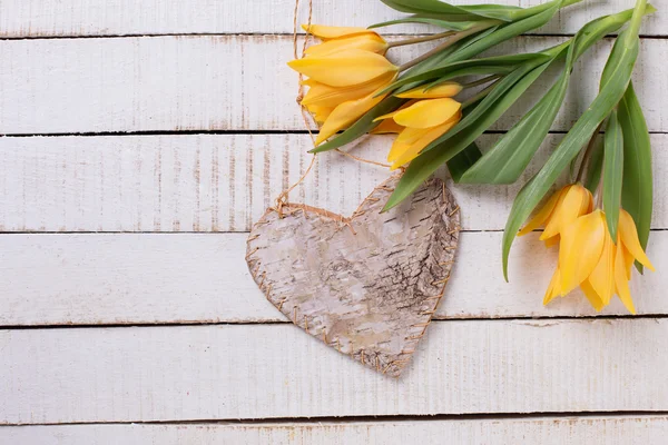 Fundo com tulipas frescas e coração — Fotografia de Stock