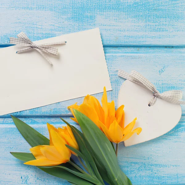 Arrière-plan avec tulipes, coeur et étiquette vide — Photo