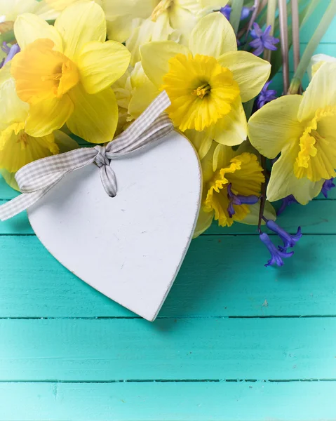 Fleurs jaunes et bleues et coeur décoratif — Photo