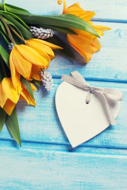 Dekoratif kalp ve taze çiçekler