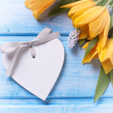 Dekoratif kalp ve taze çiçekler