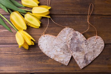 Taze çiçekler ve dekoratif kalpleri arka plan