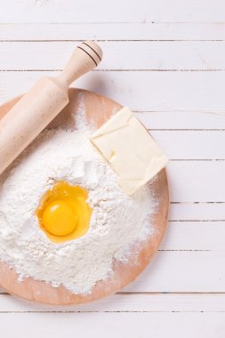Ahşap tahta üzerinde hamur için malzemeler