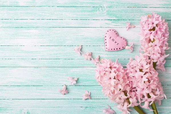 Ansichtkaart met bloemen hyacinten en hart — Stockfoto