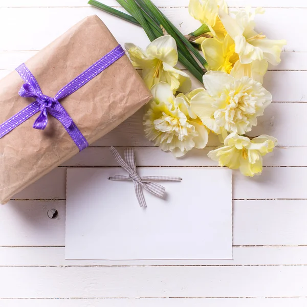 Caja de regalo, flores y etiqueta vacía — Foto de Stock