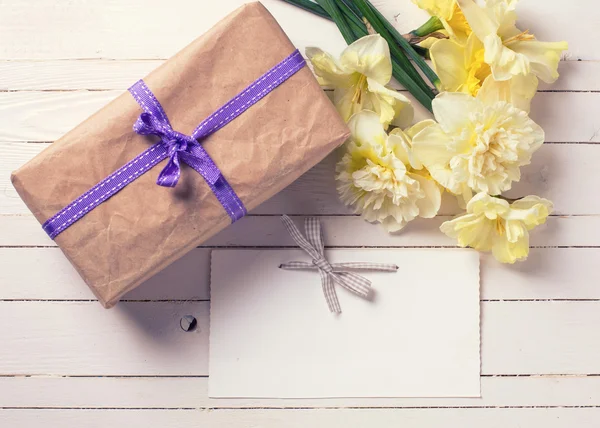 Caja de regalo, flores y etiqueta vacía —  Fotos de Stock