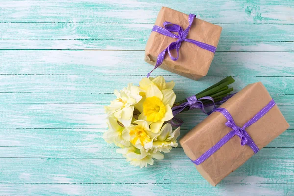 Ramo de flores de primavera y cajas de regalo —  Fotos de Stock