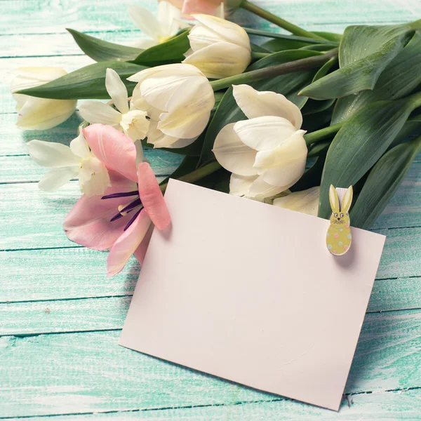 Background with flowers and empty tag — Stock Photo, Image