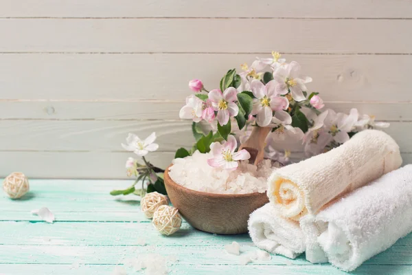 Ambiente de spa y bienestar sobre fondo de madera — Foto de Stock