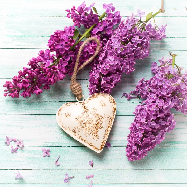 Background with lilac flowers and decorative heart — Stock Photo, Image