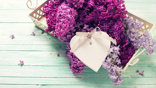 Carte postale avec fleurs lilas et coeur décoratif — Photo