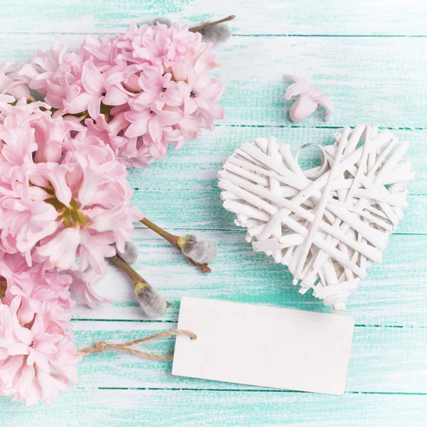 Herz mit Hyazinthen, Weidenblumen und Anhänger — Stockfoto