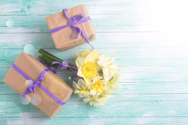 Fresh spring flowers and gift boxes — Stock Photo, Image