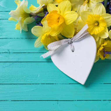 Sarı ve mavi çiçekler ve dekoratif kalp