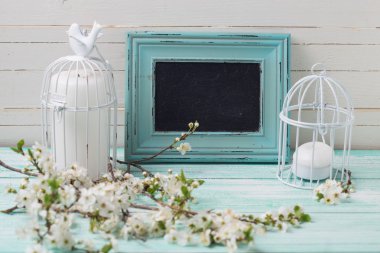 Kartpostal çiçekler, mumlar ve yazı tahtası