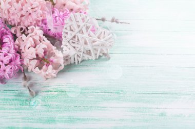 Taze çiçekler sümbül ve dekoratif kalp arka plan