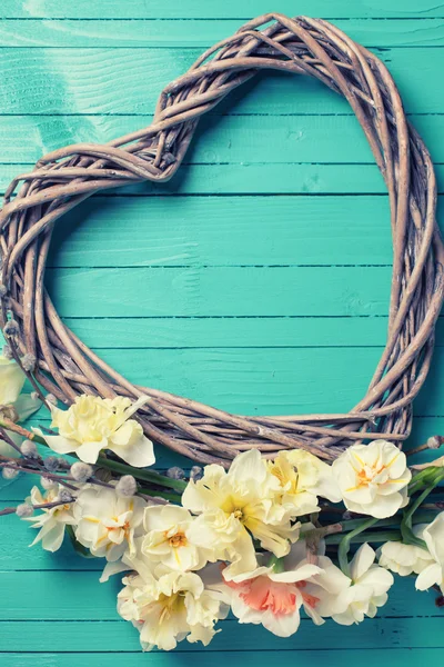 Background with fresh daffodils and heart — Stock Photo, Image