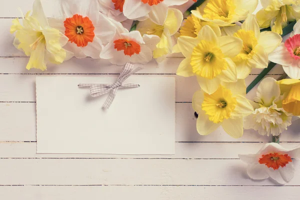 Grens van kleurrijke bloemen en lege tag — Stockfoto