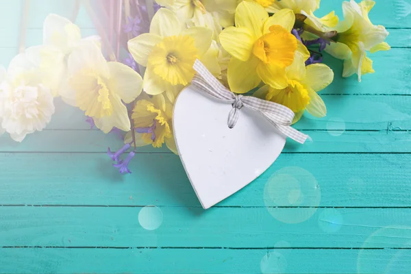 Gelbe und blaue Blumen und dekoratives Herz — Stockfoto