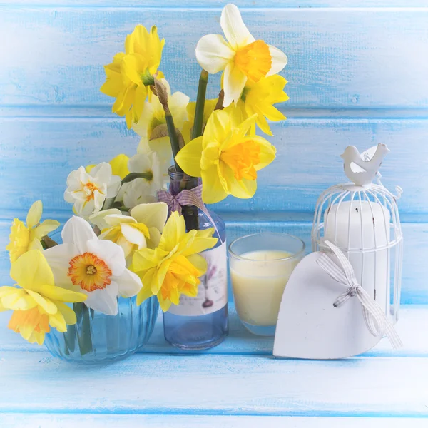Narcissus i vaser på trä bakgrund — Stockfoto