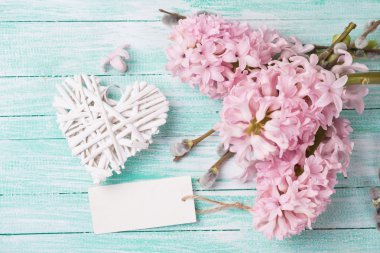 Kartpostal hyacynths, söğüt, kalp ve etiketi ile