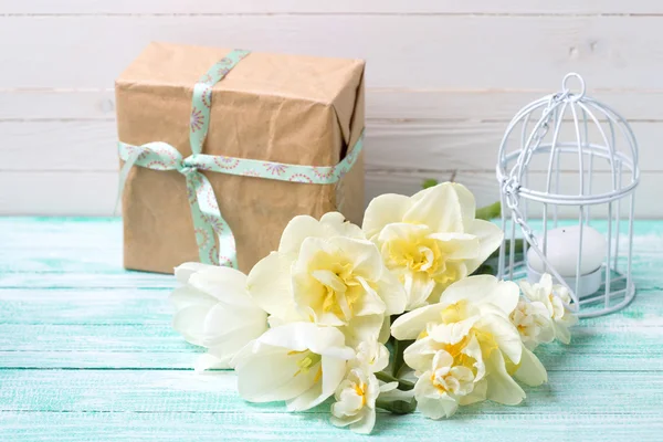 Ansichtkaart met bloemen en doos van de gift — Stockfoto