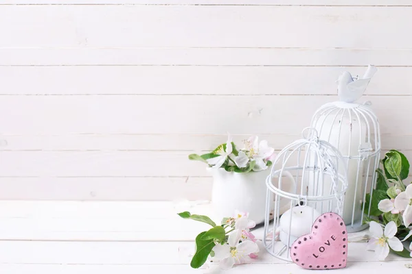 Sfondo con fiori di melo, candele, cuore decorativo — Foto Stock