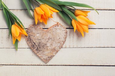 Taze laleler ve dekoratif kalp arka plan