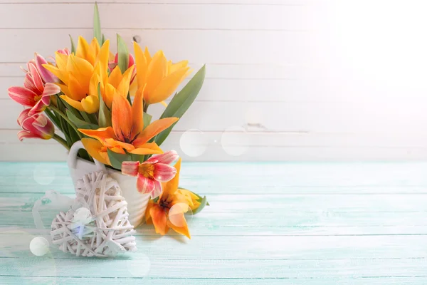 Hintergrund mit frischen Tulpen — Stockfoto
