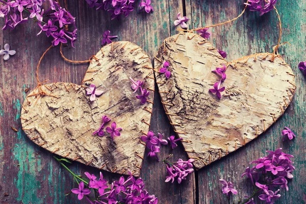 Cartão postal com corações decorativos e flores lilás — Fotografia de Stock