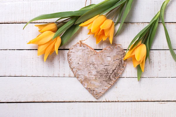 Sfondo con tulipani e cuore decorativo — Foto Stock