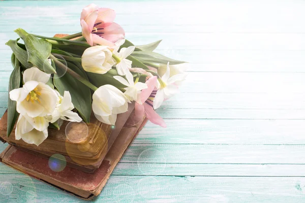 Bakgrund med färska blommor och gamla böcker — Stockfoto