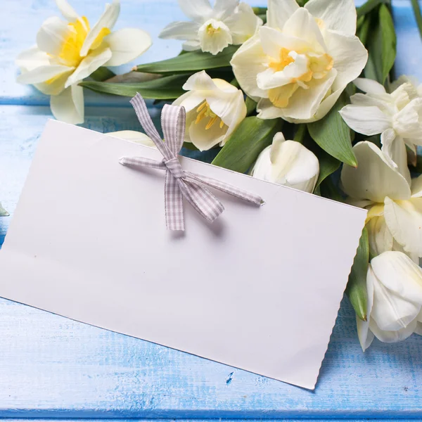 Cartolina con narciso e tulipani fiori e tag — Foto Stock