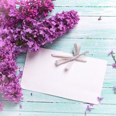 Kartpostal Lila çiçek ve boş etiket