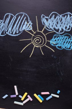 Çocuğun çizimleri blackbord üzerinde.