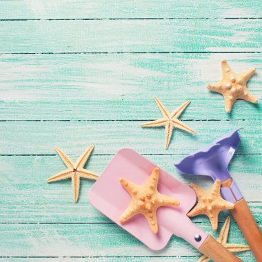 Kumda oynamak için çocuklar araçları