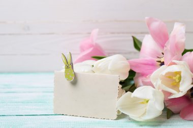 kartpostal zarif çiçek ve boş etiket