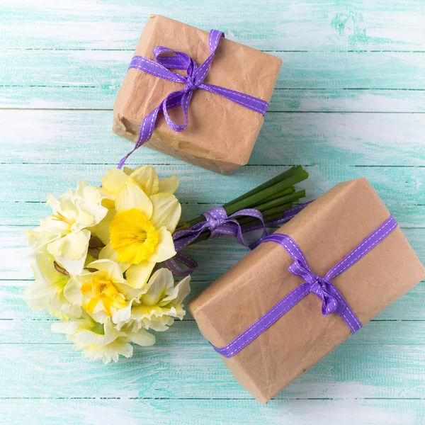 Mazzo di fiori primaverili e scatole regalo — Foto Stock