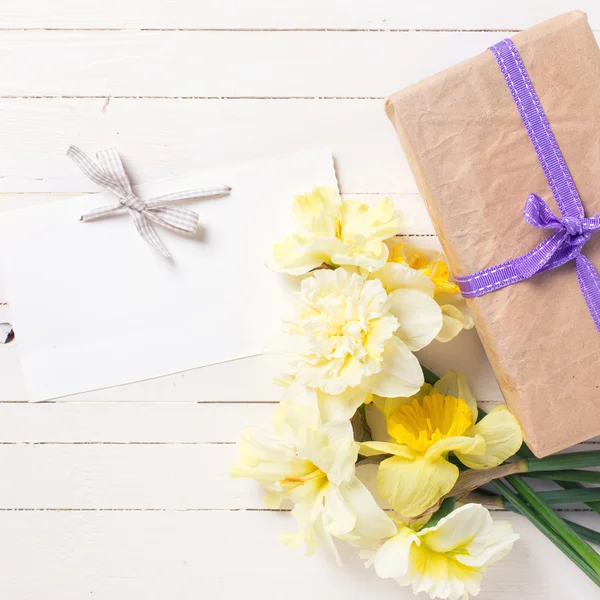 Gift box and flowers — Stock Photo, Image