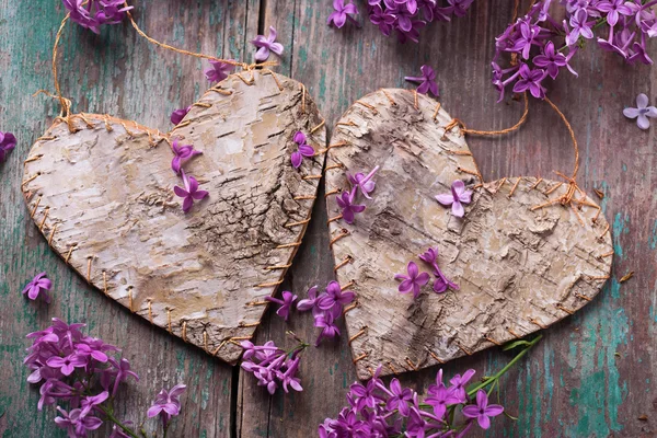 Postkarte mit dekorativen Herzen und lila Blumen — Stockfoto