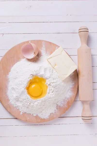 Zutaten zum Backen auf Holzbrett — Stockfoto