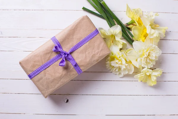 Caja de regalo y flores — Foto de Stock